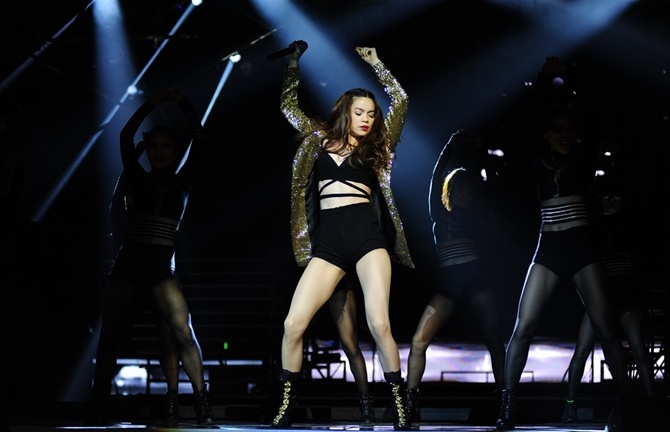 Hà Hồ nhảy múa trên nước tại Zing Music Awards 2014